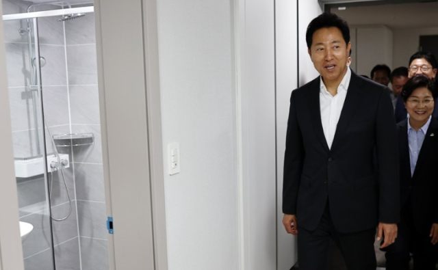 오세훈 서울시장이 2023년 서울 은평구의 청년안심주택을 둘러보고 있다 사진연합뉴스