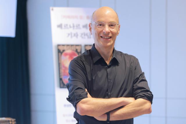 세계적인 베스트셀러 작가인 베르나르 베르베르Bernard Werber 프랑스 소설가가 20일 오후 서울 중구 앰배서더 서울 풀만 호텔에서 열린 키메라의 땅 12 출간 기념 기자간담회에 참석해 포즈를 취하고 있다 20250820사진유대길 기자 dbeorlf123ajunewscom