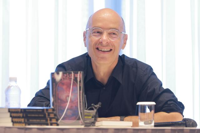 세계적인 베스트셀러 작가인 베르나르 베르베르Bernard Werber 프랑스 소설가가 20일 오후 서울 중구 앰배서더 서울 풀만 호텔에서 열린 키메라의 땅 12 출간 기념 기자간담회에 참석하고 있다 20250820사진유대길 기자 dbeorlf123ajunewscom