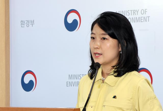 환경부 최민지 온실가스종합정보센터장이 20일 정부세종청사 환경부 기자실에서 2024년도 국가 온실가스 잠정배출량을 산정한 결과 6억9158만톤에 이른다고 설명하고 있다 2025820 사진연합뉴스
 