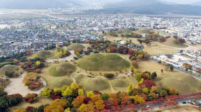 유네스코 세계문화유산으로 등재된 경주역사유적지구 중 하나인 대릉원지구 사진경주시