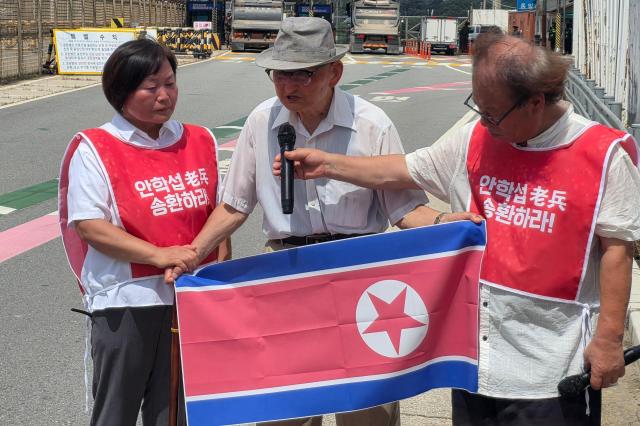 Nonagenarian ex-North Korean soldier attempts to return home after decades in South Korea