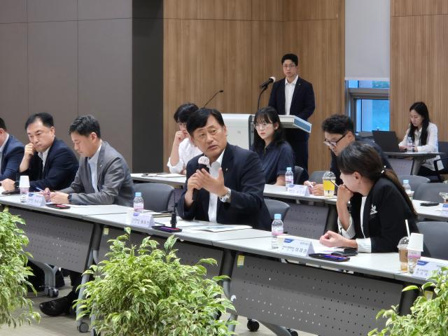 지난 19일 NH농협금융지주는 농협은행 충북본부 대회의실에서 농협금융 시너지활성화를 위해 충청권역 시너지협의회를 개최했다 황종연 농협금융 사업전략부문 부사장앞줄 오른쪽에서 두 번째이 협의회를 주재하고 있는 모습 사진농협금융
