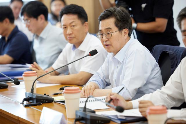 20일 오후 평택항마린센터에서 열린 자동차 수출기업 관계자 현장간담회에서 애로사항 청취 및 후속조치 논의를 하고 있다 사진경기도