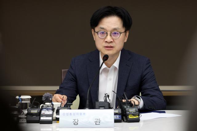김정관 산업통상자원부 장관이 20일 서울 중구 대한상공회의소에서 열린 석유화학업계 사업재편 자율협약식에서 모두 발언을 하고 있다 사진연합뉴스