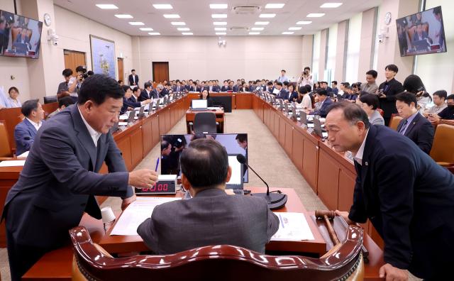 이철규 위원장가운데 김원이 여당 간사오른쪽 박성민 야당 간사왼쪽가 지난 19일 국회에서 열린 산업통상자원중소벤처기업위원회 전체회의에서  올해 초 한전과 한수원이 미국 웨스팅하우스와 맺은 지식재산권 분쟁 종료 합의문 질의와 관련 회의 순서를 조정하기 위해 대화하고 있다 사진연합뉴스