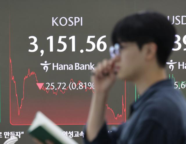 19일 서울 중구 하나은행 딜링룸 사진연합뉴스