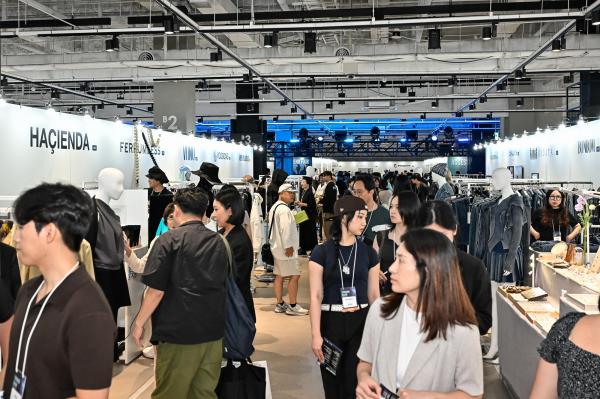 20일 서울 강남구 코엑스에서 열린 2025 트렌드페어에서 참가자들이 전시 부스를 둘러보고 있다 사진한국패션협회