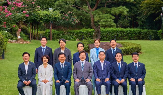 이재명 대통령이 20일 서울 한남동 관저에서 더불어민주당 정청래 대표 김병기 원내대표 등 지도부와 만찬 전 기념 촬영을 하고 있다  사진연합뉴스