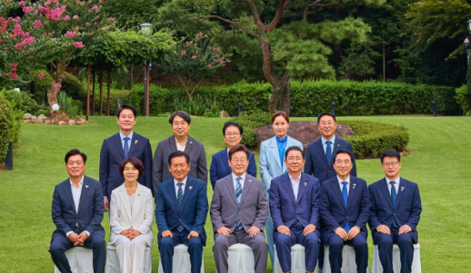 李 대통령, 與 만찬…수사기소 분리 원칙 검찰 개혁안 추석 전 마련
