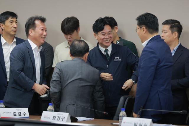김영훈 고용노동부 장관이 14일 서울 중구 직업능력심사평가원에서 열린 중대재해 근절을 위한 건설사 간담회에서 참석 건설사 대표들과 인사를 하고 있다사진연합뉴스