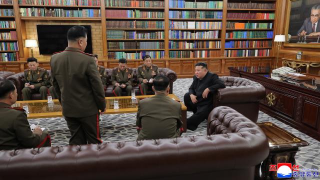 조선중앙통신은 21일 김정은 북한 국무위원장이 전날 당 중앙위원회 본부청사에서 국가표창수여식 참석차 귀국한 해외작전부대 주요 지휘관들을 만났다고 보도했다 사진연합뉴스
