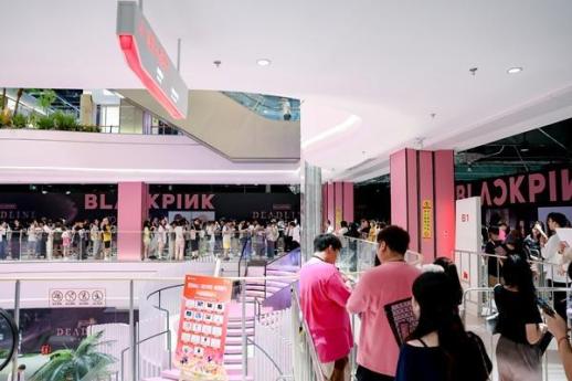 조기 품절 사태→랜드마크 핑크빛 점등…블랙핑크, 中 팝업스토어 성료