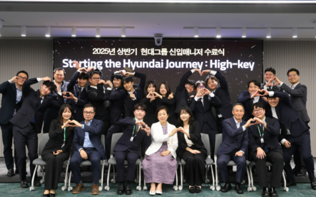 현정은 현대그룹 회장이 신입 매니저 교육수료식에 참석했다 사진현대그룹
