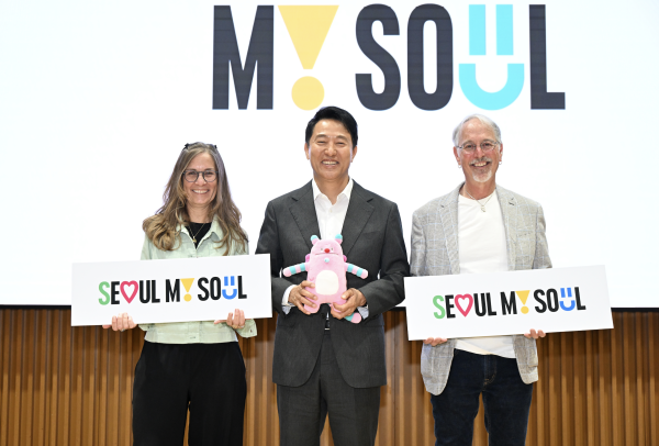 오세훈 서울시장이 사회학자 샘 리처드 교수와 로리 멀비 교수와 사진 촬영을 하고 있다 사진서울시