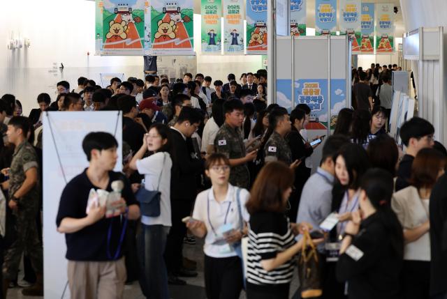 지난 20일 오전 서울 동대문디자인플라자에서 열린 2025 금융권 공동채용 박람회에서 구직자들이 입장을 위해 줄을 길게 서 있다 사진연합뉴스