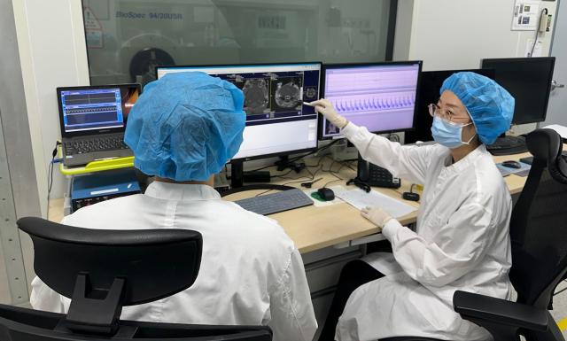 치매 진단 조영제의 MRI 영상 평가를 하는 K-MEDI hub 연구원으로 국내 최초 치매 특이적 MRI 조영제AD-001가 비임상 단계에 돌입했다 사진케이메디허브