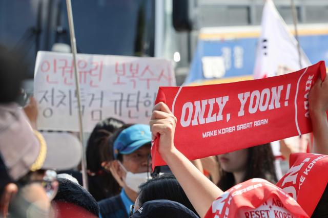 윤석열 전 대통령 지지자들이 경기 의왕시 서울구치소에서 1일 시위하고 있다 사진연합뉴스