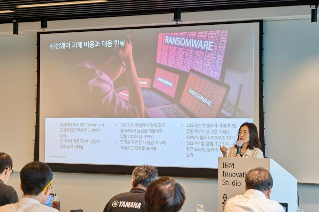 이지은 한국IBM 최고기술책임자CTO가 21일 여의도 국제금융센터 본사에서 열린 기자간담회에서 발표를 하고있디 사진한국IBM 