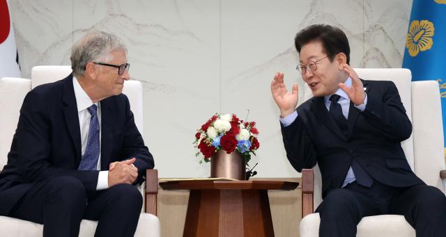 이재명 대통령이 21일 용산 대통령실에서 빌 게이츠 게이츠재단 이사장 접견 중 발언하고 있다 사진연합뉴스