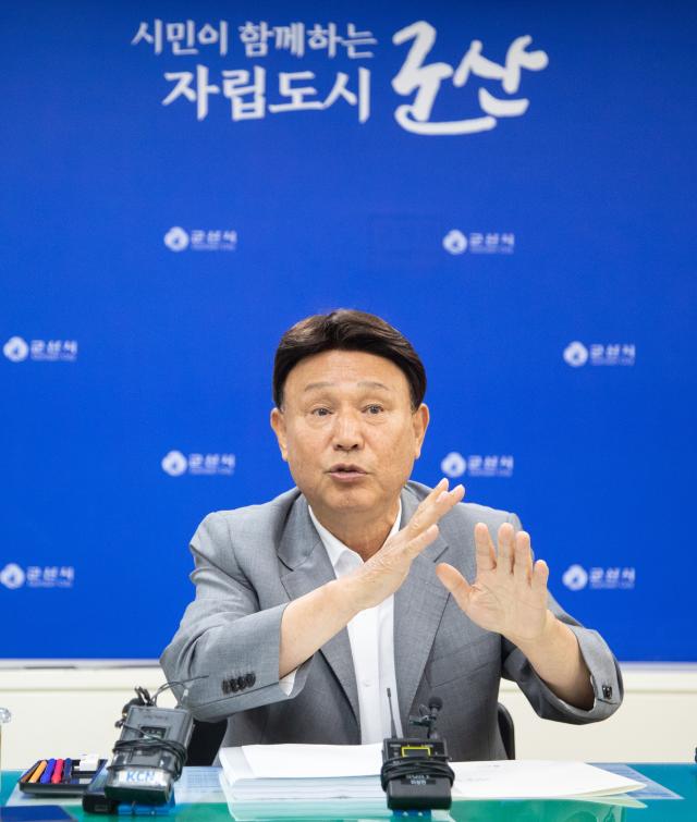 기자들의질문에답변하는강임준군산시장사진군산시