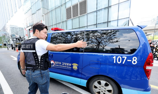 김건희 여사가 탑승한 호송차가 21일 민중기 특별검사팀 사무실이 마련된 서울 종로구 KT광화문빌딩으로 들어가고 있다 사진연합뉴스