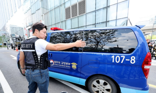 김건희, 구속 후 3차 특검 출석…건진법사 의혹 조사