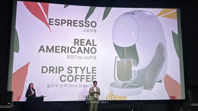 토마스 카소 네슬레코리아 대표가 21일 차세대 커피 시스템 ‘네스카페 돌체구스토 네오’ 머신을 소개하고 있다 사진김아령 기자