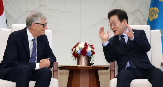 President Lee Jae Myung meets Bill Gates, discusses SMR and global health cooperation