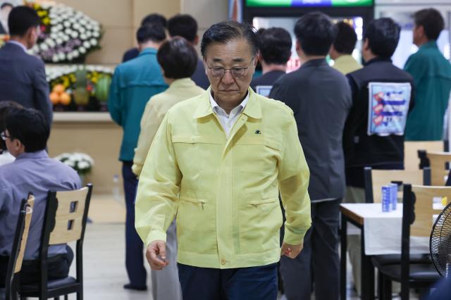 김윤덕 국토부장관이 19일 경북 청도군 청도대남병원에 장례식장에 마련된 무궁화호 열차사고 사망자 빈소를 조문한 뒤 자리를 떠나고 있다사진연합뉴스