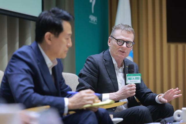 2024년 노벨경제학상 수상자 제임스 로빈슨 교수가 21일 오전 서울 중구 서울시청 대회의실에서 지속가능한 번영을 위한 길 이라는 주제로 오세훈 서울시장과 특별대담을 하고 있다 사진유대길 기자 dbeorlf123ajunewscom