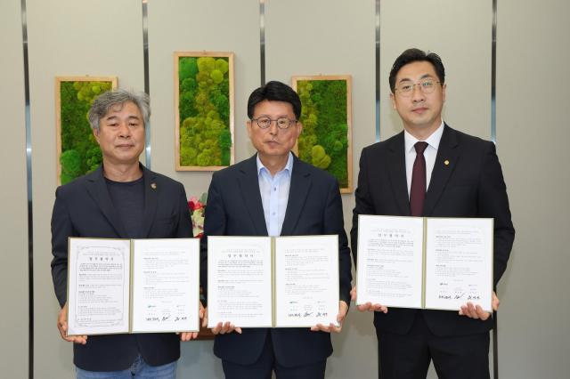 대구 배광식 북구청장중은 21일 대구 북구 체육회 류성진 회장좌 금호사수지역 소비 쿠폰 가맹점 한승훈 대표우와 함께 대구 북구 금호강 파크골프대회 지역 소비 쿠폰 운영 업무 협약을 체결했다 사진대구북구