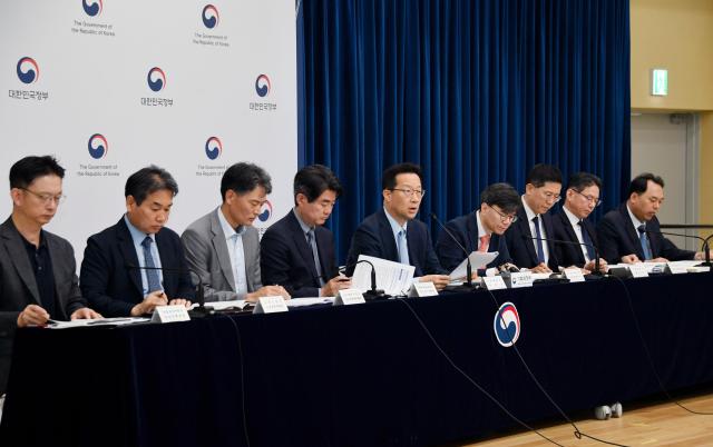 윤인대 기획재정부 차관보왼쪽에서 다섯번째가 8월 19일 오전 정부세종청사 중앙동에서 열린 새정부 경제성장전략 상세 브리핑에서 주요내용을 발표하고 있다 사진기획재정부