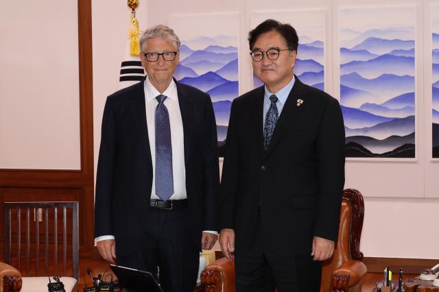 우원식 국회의장오른쪽과 빌 게이츠 게이츠재단 이사장이 21일 국회 의장실에서 기념 촬영을 하고 있다 사진연합뉴스