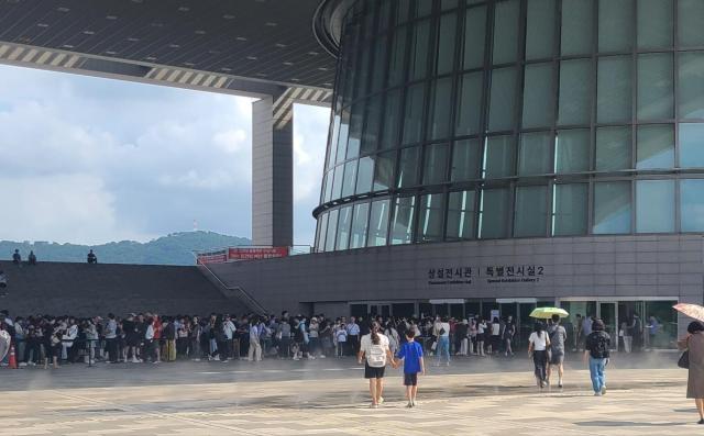 지난 8월 21일 찾은 국립중앙박물관은 오픈런을 위해 줄을 선 관객들로 부쩍였다 사진윤주혜 기자 
