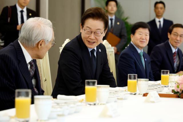 이재명 대통령이 21일 용산 대통령실에서 열린 더불어민주당 상임고문단과 오찬 간담회에서 임채정 전 국회의장과 인사하고 있다사진연합뉴스