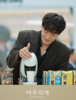 [포토] 이도현, 바리스타로 깜짝 변신