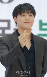 [포토] 이도현, 수줍게 하트