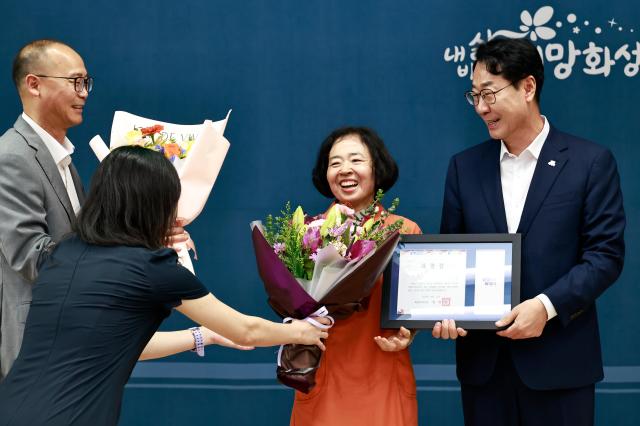 정명근 화성특례시장사진 오른쪽이 21일 민생회복 소비쿠폰 자원봉사자에 표창을 수여하고 있다 사진화성시