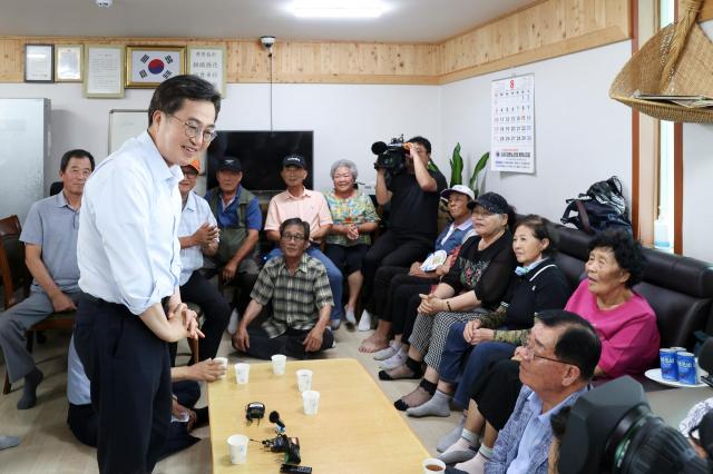 지난 20일 오후 내기1리 마을회관무더위쉼터을 방문한 김동연 경기도지사가 간담회에 참석한 도민들과 이야기를 나누고 있다 사진경기도