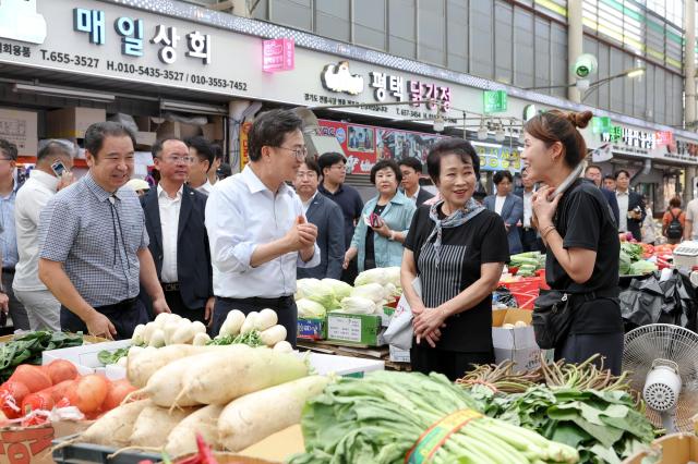지난 20일 오후 평택 통복시장을 방문한 김동연 경기도지사가 상인들을 격려하고 있다 사진경기도