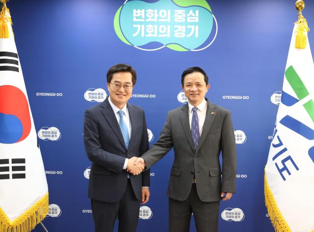 21일 오후 김동연 도지사가 서울 중앙협력본부에서 다이 빙戴兵 주한 중국대사와 기념촬영을 하고있다 사진경기도