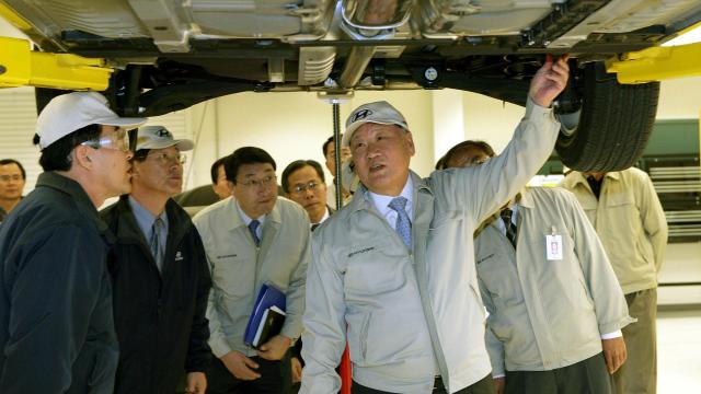 정몽구 명예회장이 자동차 공장을 시찰하고 있다 사진현대자동차