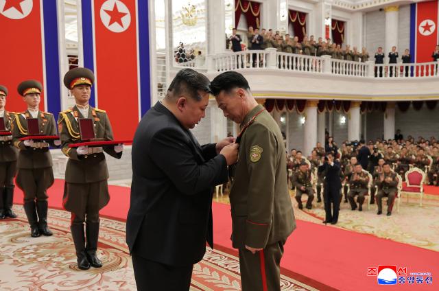 북한이 러시아·우크라이나 전쟁에 파병된 지휘관·전투원들에게 국가표창을 수여하고 축하공연과 연회를 마련하는 등 파병 부대원을 예우하는 성대한 행사를 벌였다 김정은 국무위원장은 국가표창수여식에서 직접 연설하며 부대원들의 공적을 치하했으며 전투에서 위훈을 세운 부대원들에게 공화국영웅칭호를 직접 수여하고 전사자들의 초상 옆에 공화국 영웅 메달을 직접 달아줬다고 조선중앙통신이 22일 보도했다 사진연합뉴스