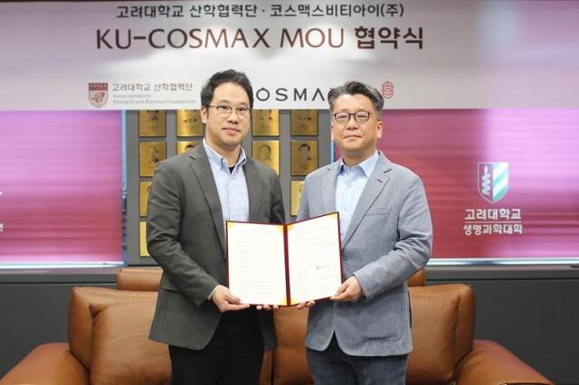지난 6일 서울 성북구 고려대학교에서 열린 업무협약식에서 이동걸 코스맥스비티아이 MB랩장왼쪽과 이병천 고려대 산학협력단 부단장이 기념 촬영을 하고 있다 사진코스맥스