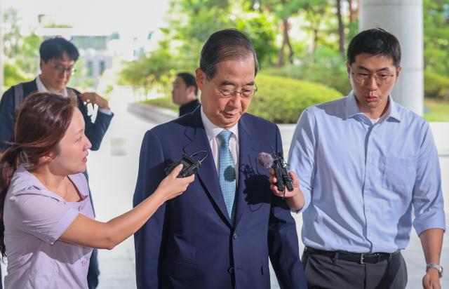 한덕수 전 국무총리가 22일 12·3 비상계엄 관련 내란·외환 사건을 수사하는 조은석 특별검사팀 사무실이 마련된 서울 서초구 서울고등검찰청으로 출석하고 있다사진연합뉴스