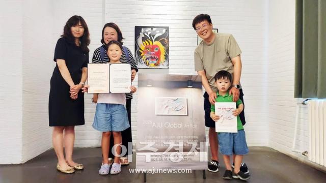 구유나 작가가 상장을 수여 받고 기념촬영을 하고 있다사진아주글로벌교류협회