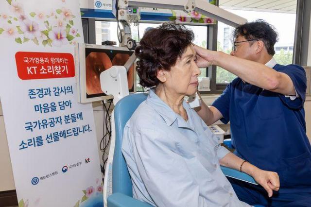 신촌 세브란스병원에서는 최재영 교수가 진료 휴무일을 활용해 국가유공자를 대상으로 전담 진료를 하고 있다사진KT