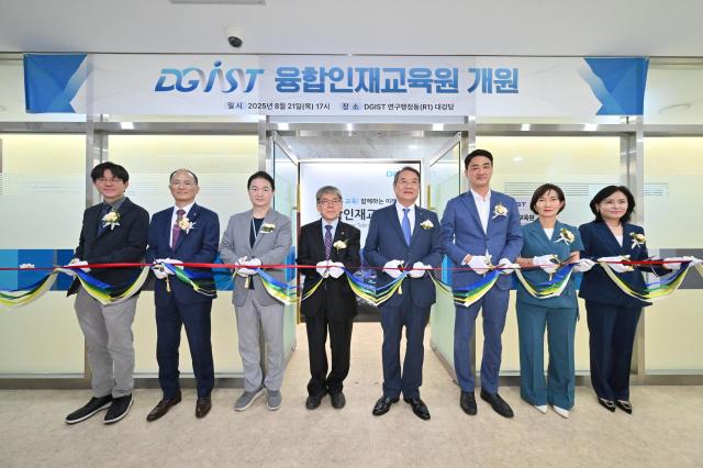 대구 달성군은 DGIST에서 ‘2025학년도 DGIST 과학창의학교 개강식’을 열고 학생들과 함께 본격적인 교육과정을 시작했으며 좌측부터 정낙천 교무처장 장진호 융복합대학장 신경호 연구부총장 석창원 융합인재교육원장 이건우 DGIST 총장 최재훈 달성군수 정은주 달성부군수 박은주 달성군 교육정책과장이다 사진대구달성군