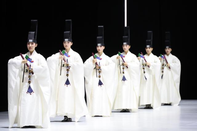 Korean traditional dance performance “One Dance” AJP Han Jun-gu